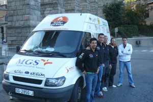 El concejal, Javier Arranz, junto con el equipo segoviano, a su llegada a Segovia